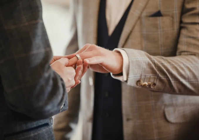 La bénédiction de mariage pour couple de même sexe soutenue par les Églises réformées Berne-Jura-Soleure. © iStok/ DGLimages