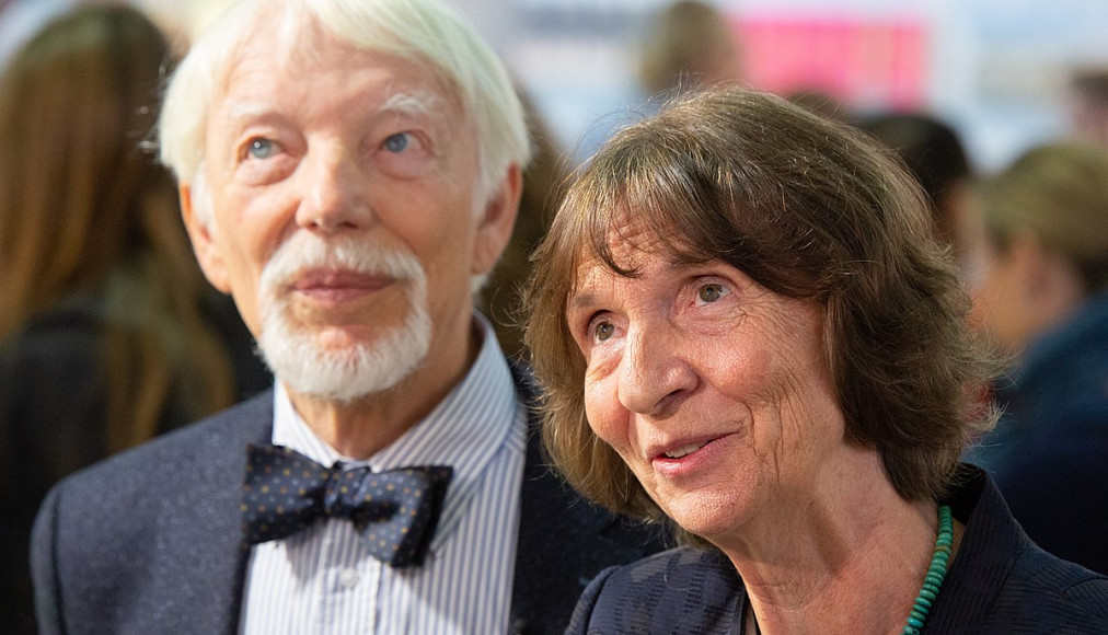 Aleida et Jan Assmann, en 2018 lors de la remise du «Prix de la paix des Libraires allemands» qu'il et elle ont reçu ensemble. Aleida et Jan Assmann, en 2018 lors de la remise du «Prix de la paix des Libraires allemands» qu'il et elle ont reçu ensemble. / CC(by-sa) 3.0 Martin Kraft