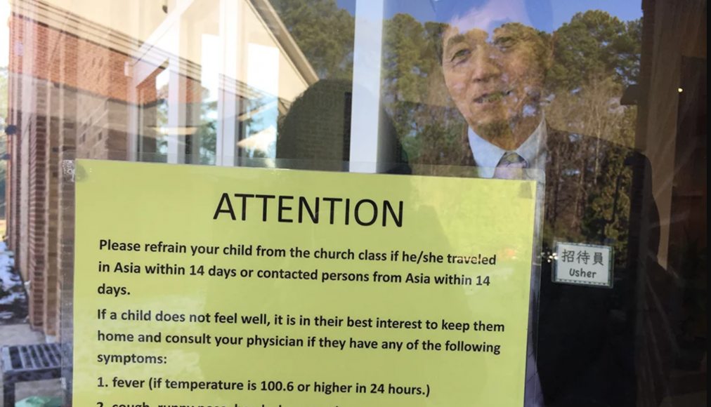 C’est une affiche jaune avec le mot «Attention» en majuscules, collée sur les portes d’entrée, qui accueille les fidèles de l’Église chinoise de Raleigh, capitale de la Caroline du Nord. Elle avertit les parents de ne pas amener leurs enfants à l'église s'ils ont voyagé en Asie au cours des quatorze derniers jours. C’est une affiche jaune avec le mot «Attention» en majuscules, collée sur les portes d’entrée, qui accueille les fidèles de l’Église chinoise de Raleigh, capitale de la Caroline du Nord. Elle avertit les parents de ne pas amener leurs enfants à l'église s'ils ont voyagé en Asie au cours des quatorze derniers jours. / RNS