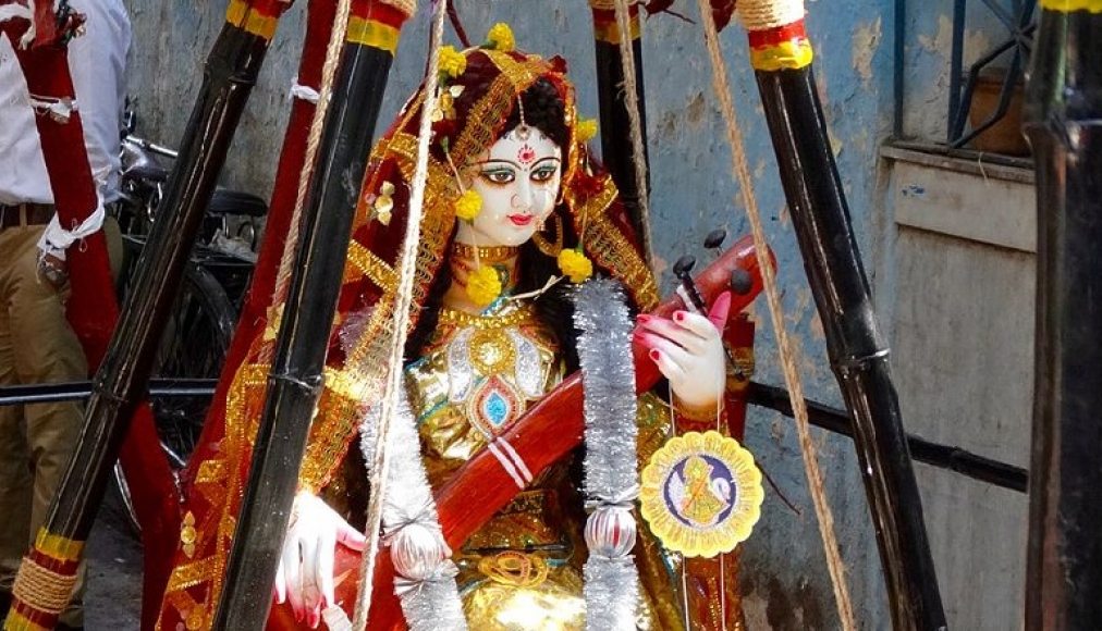 Des rites hindous sont introduits dans des écoles chrétiennes en Inde, dont le Vasant Panchami vénérant la déesse Saraswati. Des rites hindous sont introduits dans des écoles chrétiennes en Inde, dont le Vasant Panchami vénérant la déesse Saraswati. / ©Adam Jones from Kelowna, BC, Canada, CC BY-SA 2.0 via Wikimedia Commons