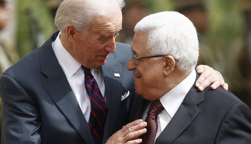 Le vice-président américain Joe Biden (à gauche) accueilli par le président palestinien Mahmoud Abbas au siège de l'Autorité palestinienne dans la ville de Ramallah en Cisjordanie, le 10 mars 2010. Le vice-président américain Joe Biden (à gauche) accueilli par le président palestinien Mahmoud Abbas au siège de l'Autorité palestinienne dans la ville de Ramallah en Cisjordanie, le 10 mars 2010. / Keystone /Olivier Weiken
