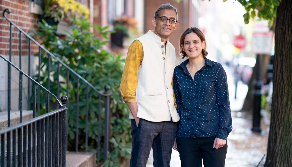 Esther Duflo et son mari Abhijit Banerjee, co-lauréats du prix Nobel d'économie avec Michael Kremer, leur collègue du MIT. Esther Duflo et son mari Abhijit Banerjee, co-lauréats du prix Nobel d'économie avec Michael Kremer, leur collègue du MIT. / Bryce Vickmark