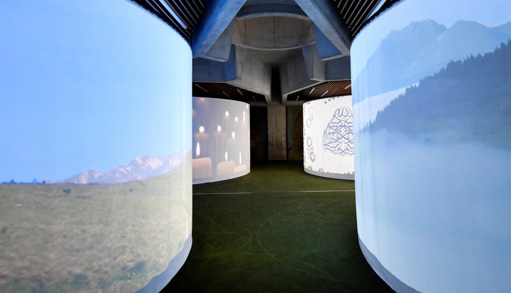 Les quatre alvéoles lumineuses qui accueillent les traditions chrétienne, israélite, musulmane et humaniste peuvent être déplacées afin de libérer l’espace pour des célébrations communes. Les quatre alvéoles lumineuses qui accueillent les traditions chrétienne, israélite, musulmane et humaniste peuvent être déplacées afin de libérer l’espace pour des célébrations communes. / © Alain Grosclaude