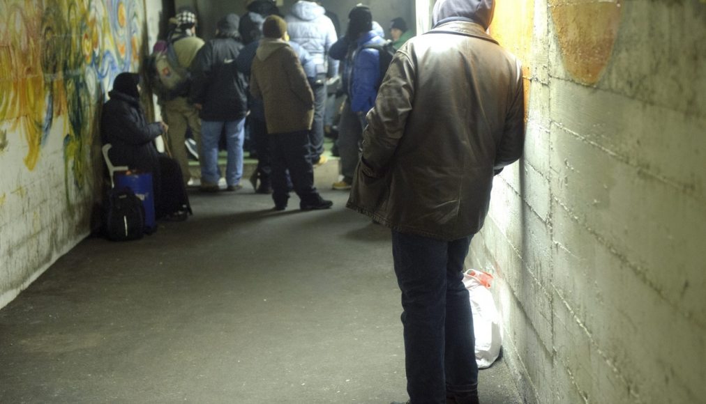 Des SDF attendent l'ouverture du centre d'urgence hivernal dans un abri de la PC à la Vallée de la jeunesse à Lausanne. Des SDF attendent l'ouverture du centre d'urgence hivernal dans un abri de la PC à la Vallée de la jeunesse à Lausanne. / KEYSTONE/Laurent Gillieron