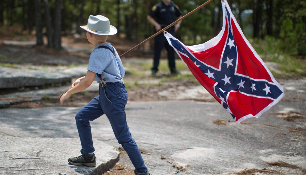Arborer ce drapeau, aujourd’hui, revient à lancer un message codé, à la fois menaçant pour les Noirs américains et signe de ralliement pour «l’Amérique blanche». Arborer ce drapeau, aujourd’hui, revient à lancer un message codé, à la fois menaçant pour les Noirs américains et signe de ralliement pour «l’Amérique blanche». / Keystone