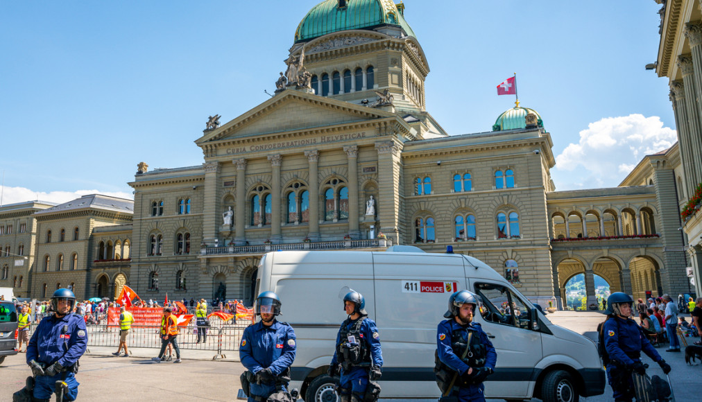 Les manifestations devant le Palais fédéral en 2020 durant la pandémie sont le fruit du durcissement du débat public. Les manifestations devant le Palais fédéral en 2020 durant la pandémie sont le fruit du durcissement du débat public. / ©iStock/Julien Viry