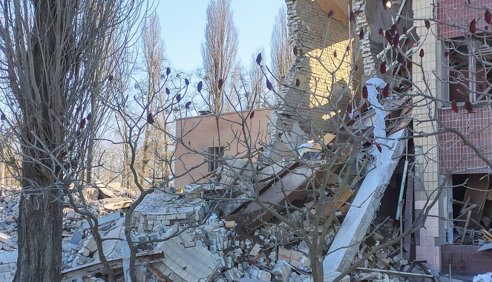 Kharkiv, Ukraine, 16 mars 2022: La bombe russe a frappé l’école. Kharkiv, Ukraine, 16 mars 2022: La bombe russe a frappé l’école. / ©iStock/OLeksandr_Kr