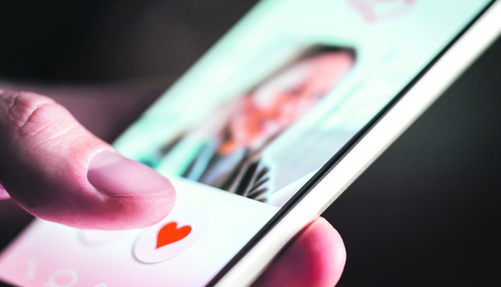 Internet aurait-il fait de nos relations amoureuses un «marché»? Pas encore, démontrent Gina Potarca et France Ortelli dans leurs recherches. Internet aurait-il fait de nos relations amoureuses un «marché»? Pas encore, démontrent Gina Potarca et France Ortelli dans leurs recherches. / © Tero Vesalainen/iStock