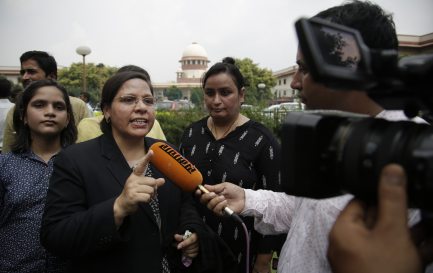 Farha Faiz, avocate à la Cour suprême indienne, s&#039;exprime face aux médias sur la décision de supprimer la pratique du &quot;talaq&quot; / © Keystone / AP / Altaf Qadri