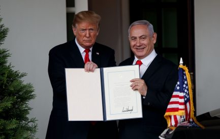 Le Premier ministre israélien Benjamin Netanyahou (à droite) et Donald Trump présentent le document par lequel les États-Unis reconnaissent la souveraineté israélienne sur le Golan / ©Keystone/Photoshot/Ting Shen