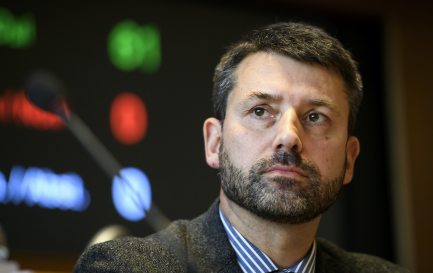 Face au silence des autorités fédérales quant à la reprise des offices religieux, Gottfried Locher, président de l&#039;EERS, a interpellé le Conseil fédéral via Twitter. / Keystone / Anthony Anex