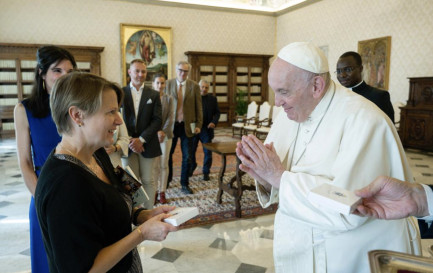 ©Vatican Media / Anne Abruzzi, membre du Conseil synodal de l&#039;EERV, qui rencontrait le pape avec une délégation œcuménique.