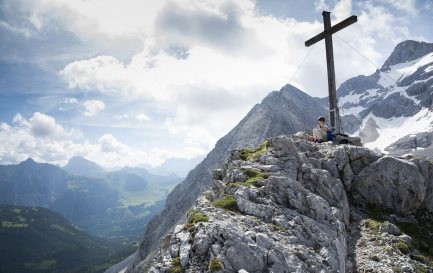 Une croix dans les montagnes du Tyrol / KEYSTONE/LAIF/Dirk Eisermann