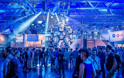 Titanfall robot at Gamescom 2013 / CC (by-sa) Sergey Galyonkin