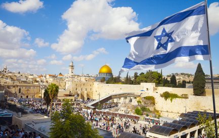 Le drapeau israélien devant la vieille ville de Jérusalem / ©iStock / stellalevi