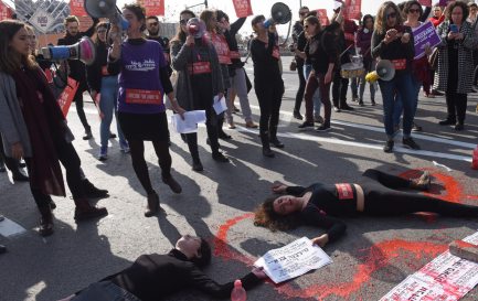 Un groupe de manifestantes bloque une artère de Jérusalem pour protester contre les violences faites aux femmes, ce mardi. / ©KEYSTONE/NEWSCOM/UPI Photo/Debbie Hill