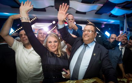 Moshe Leon fête sa victoire entouré de sa femme et de militants / ©Yonatan Sindel/Flash90/Keystone