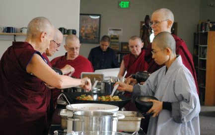 Le repas communautaire est servi à l’abbaye de Sravasti (Wash.), le 13 août 2018. / ©Tracy Simmons / RNS