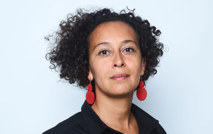 Lʹécrivaine Beata Umubyeyi Mairesse / ©Céline Nieszawer, Flammarion 