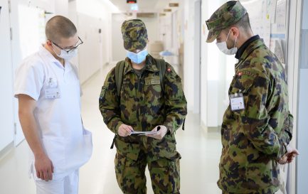 17 novembre 2020, des militaires de l&#039;armée suisse appelés en renfort aux HUG de Genève. / Keystone / Laurent Gilliéron