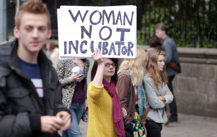 Heune femme portant une pancarte lors d&#039;une manifestation en faveur de la légalisation de l&#039;avortement (Irlande 2012) © Istock / Sebastian Kaczorowski / Heune femme portant une pancarte lors d&#039;une manifestation en faveur de la légalisation de l&#039;avortement (Irlande 2012) © Istock / Sebastian Kaczorowski