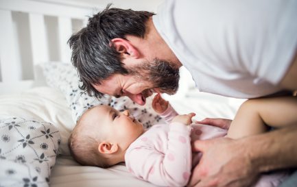 Les pères seront-ils bientôt autorisés à rester à la maison deux semaines après la naissance de leur enfant? La décision appartient désormais au peuple suisse, appelé à voter sur la question le 27 septembre prochain / IStock