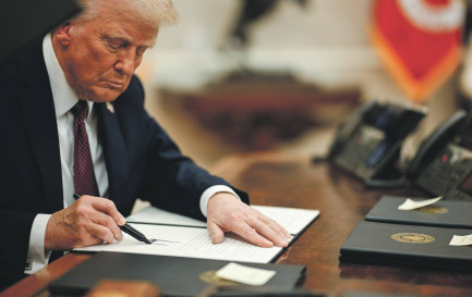 Donald Trump signe un décret officialisant le retrait des Etats-Unis de l’Organisation mondiale de la santé, le 20 janvier 2025, à la Maison-Blanche. / © 2025 / The Trump White House