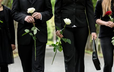 Une pasteure zurichoise invite des inconnus à un enterrement. / IStock
