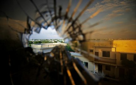 Vue sur Mogadiscio, capitale de la Somalie, à travers un trou de balle dans la fenêtre d&#039;un hôtel où les forces de la Mission de l&#039;udon africaine en Somalie ont repoussé les militants d&#039;Al-Chabab, en 2011. / ©istock/UN Photo/Stuart Price
